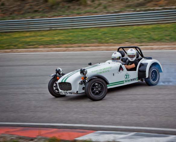 Caterham 7'Driver en drift sur la piste du Pôle Mécanique