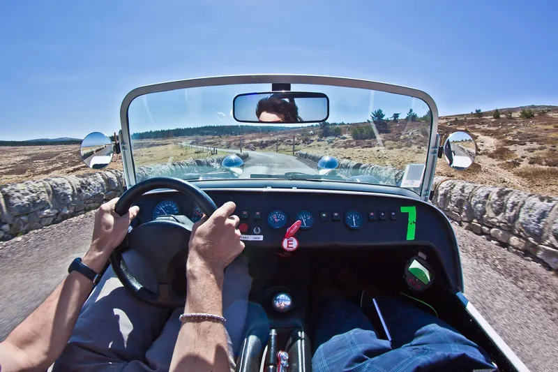 Au volant, sur les routes des Cévennes