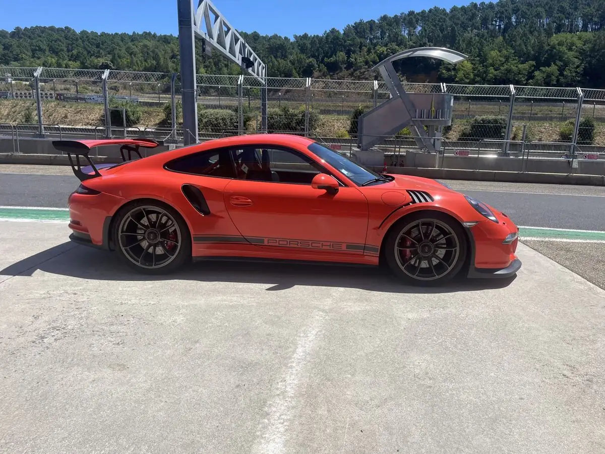 Porsche GT3 RS orange d'un client dans la voie des stands