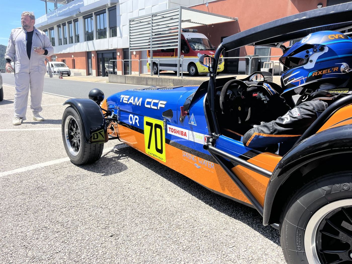 Caterham n°70 dans la pit-lane