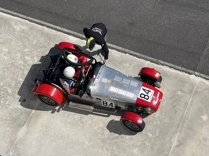 Caterham n°84 dans la pit-lane, vue du ciel