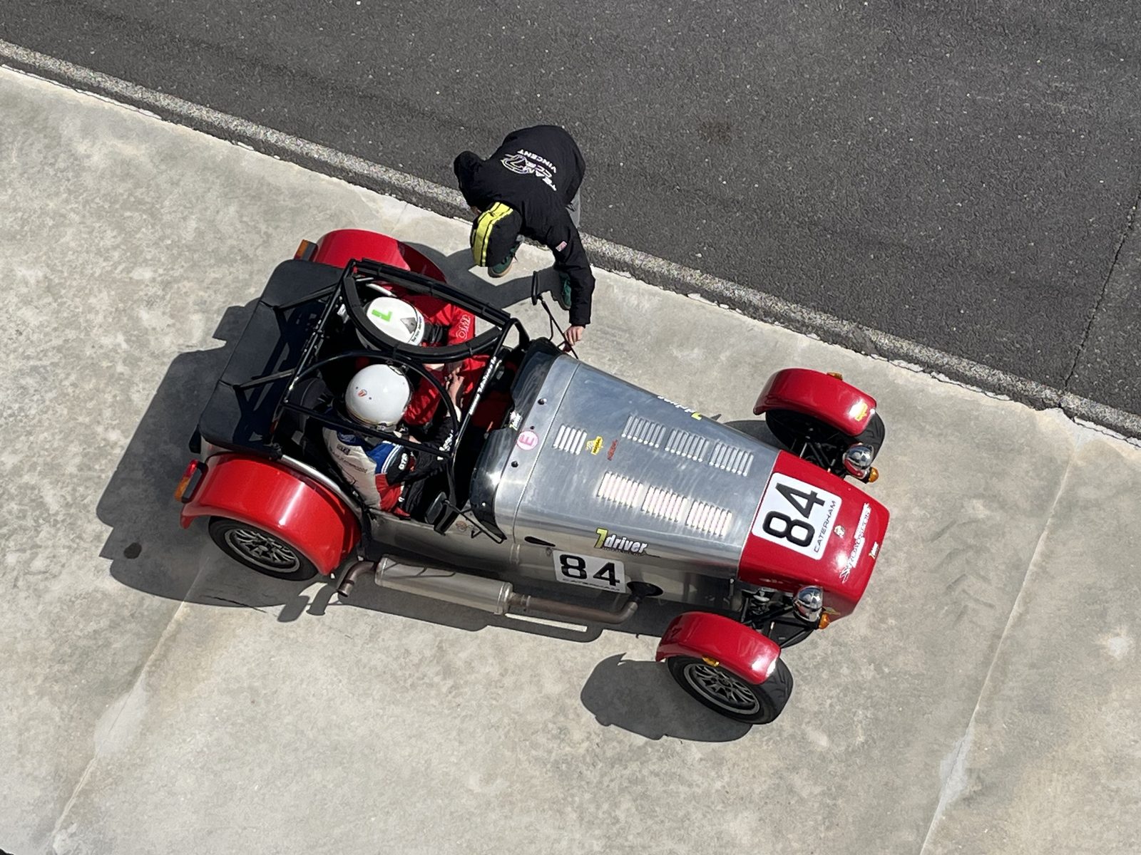 Caterham n°84 dans la pit-lane, vue du ciel