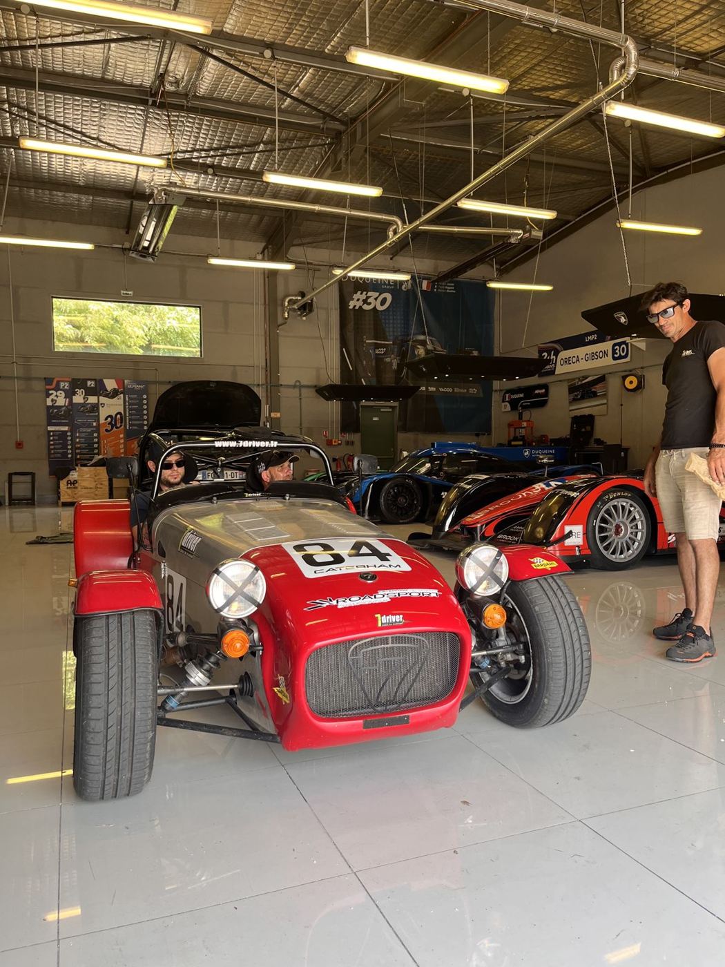 Caterham n°84 au box