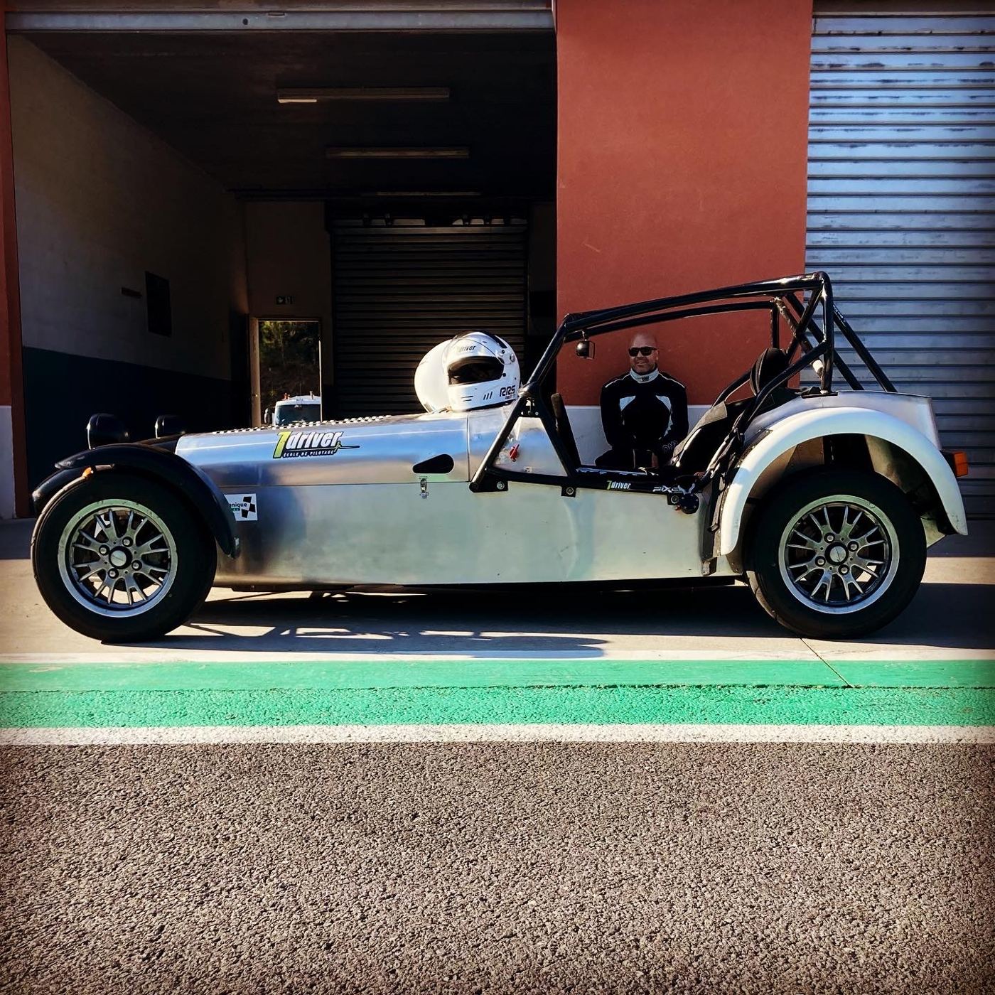 Caterham au box