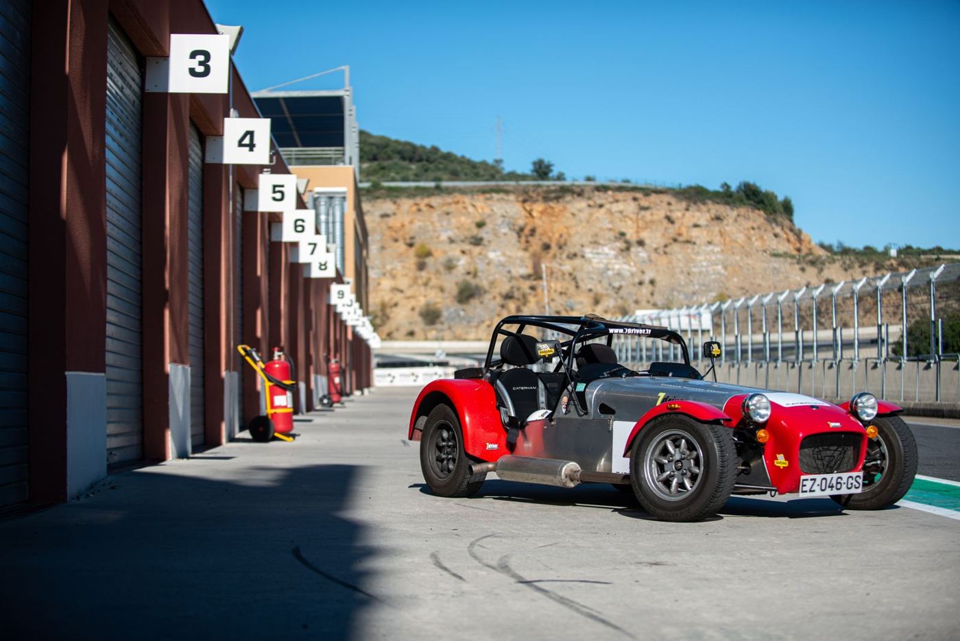 Caterham 7'Driver dans la pit-lane