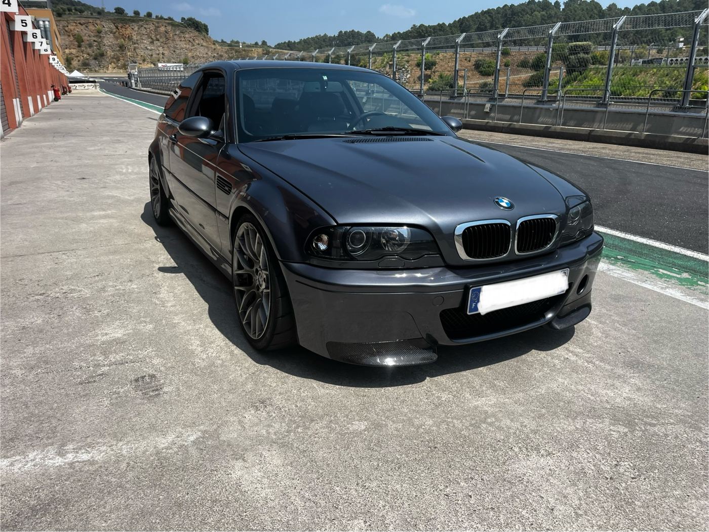 BMW M3 dans la pit-lane