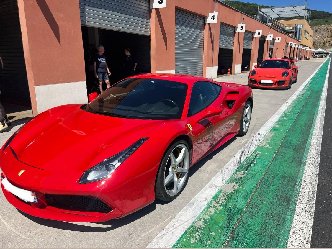 Ferrari rouge dans la pit-lane du Pôle Mécanique