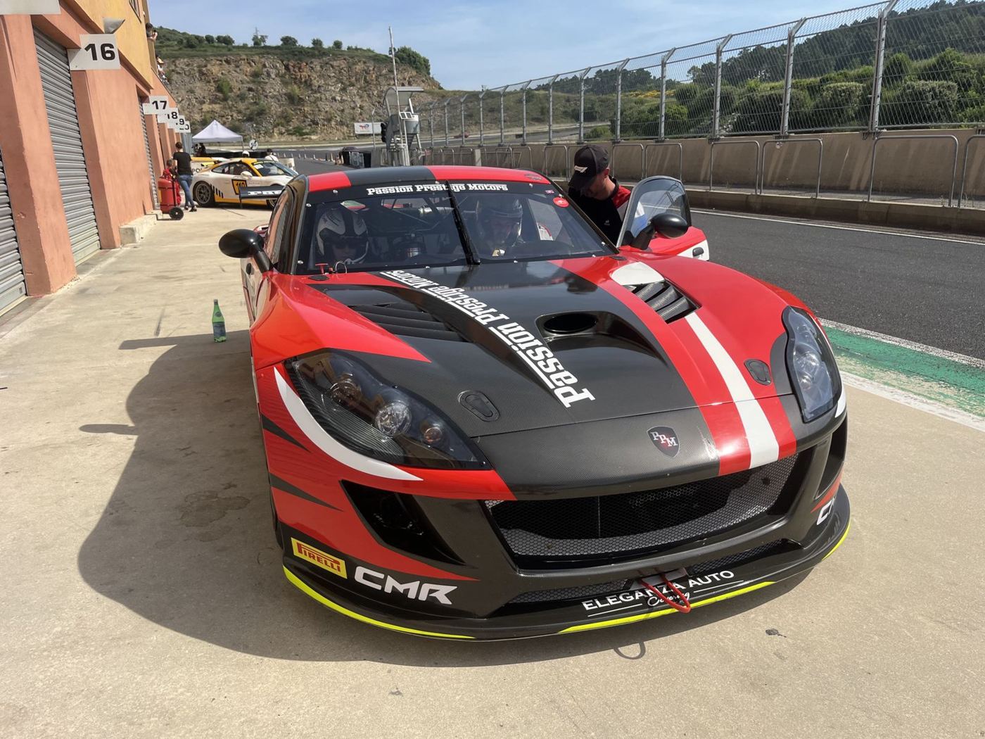 Ginetta GT dans la pit-lane