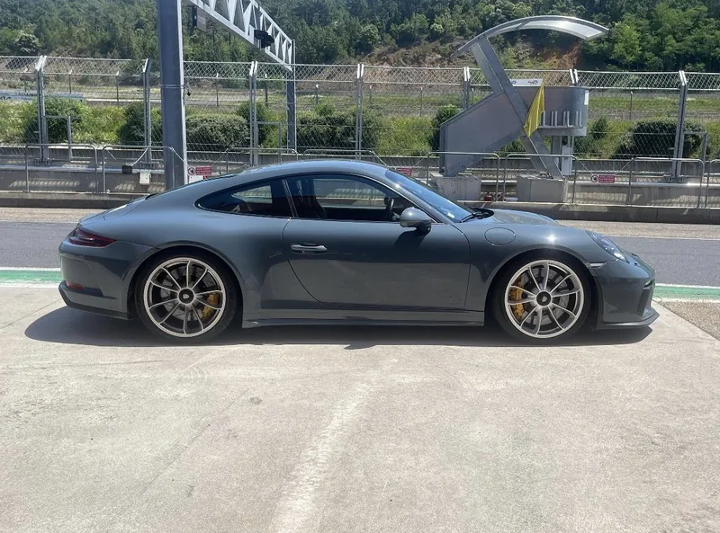 Porsche 911 GT3 dans la pit-lane
