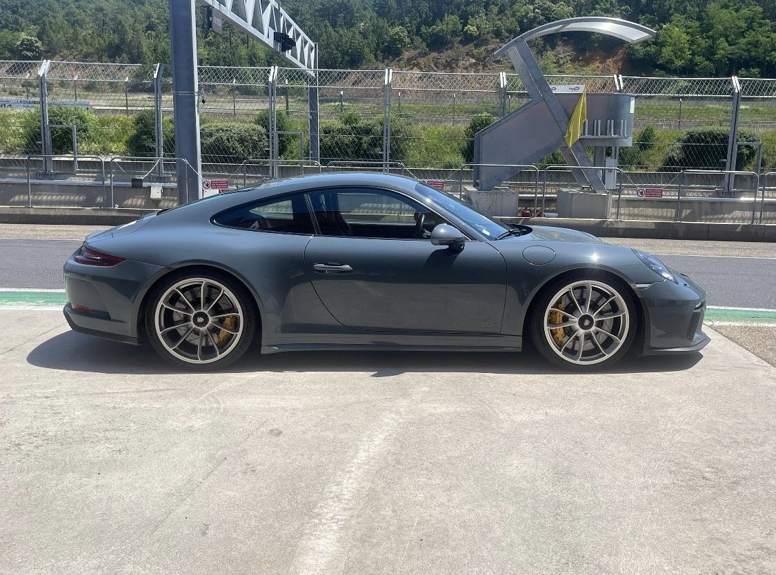 Porsche 911 GT3 grise en pit-lane