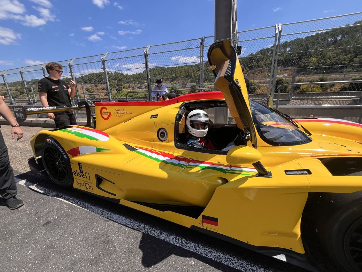 Duqueine D09 jaune dans la pit-lane