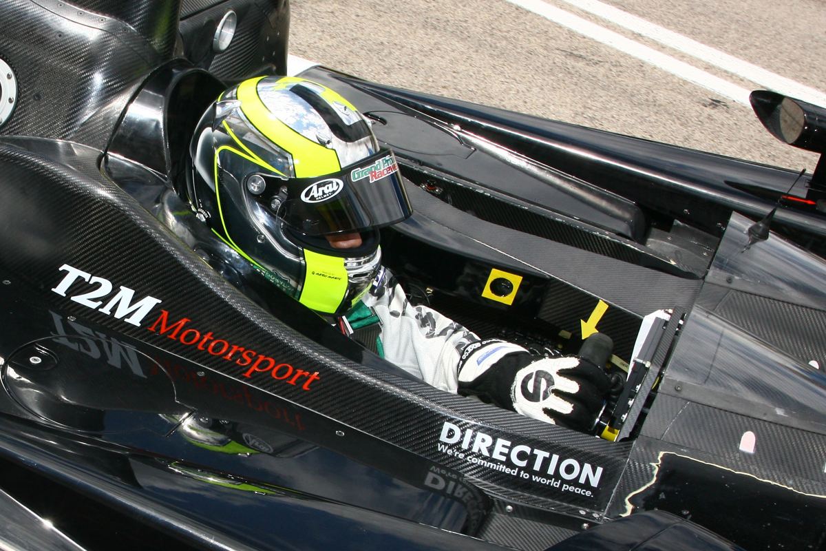 Dans le cockpit, T2M Motorsport