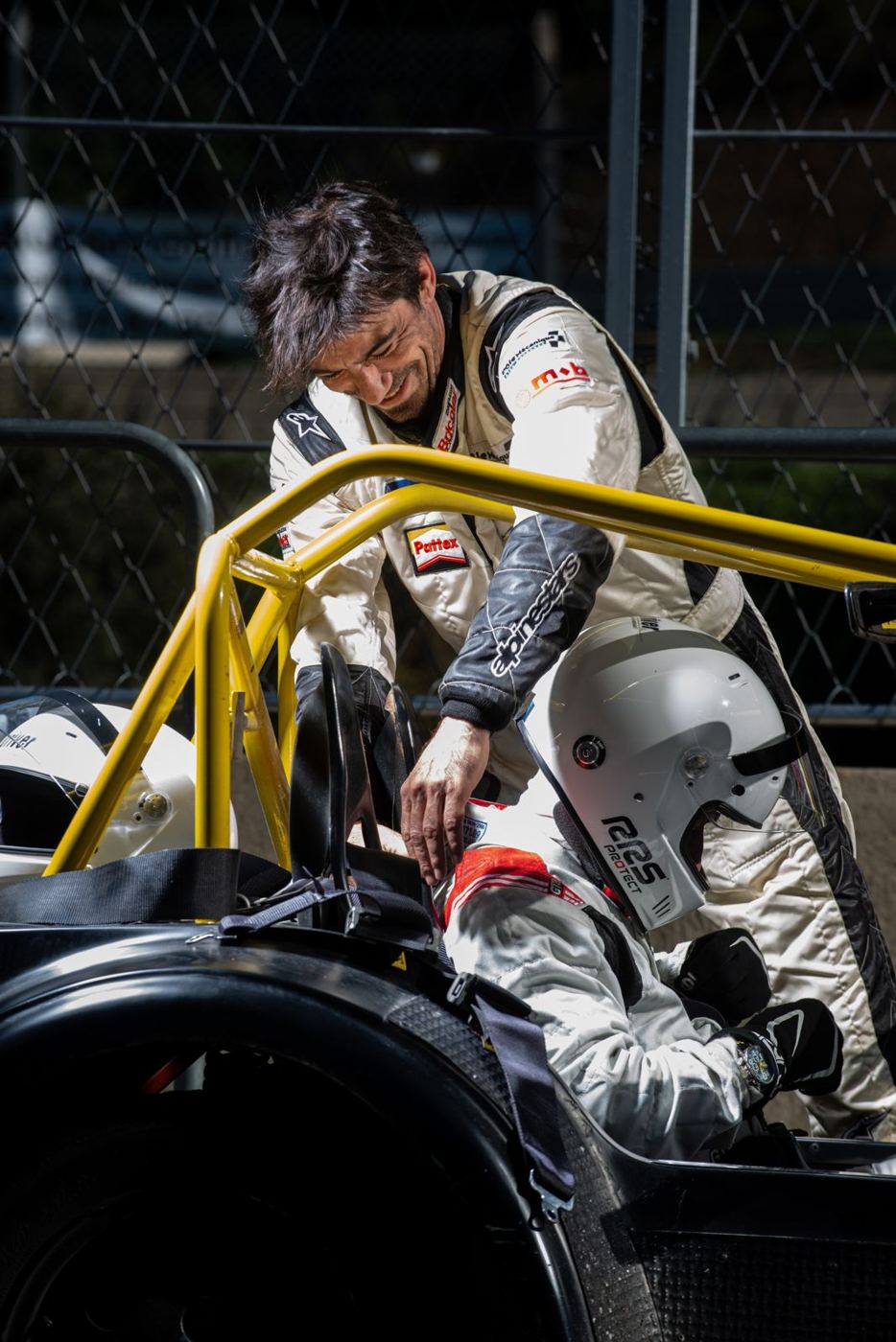Robin installe un élève dans la Caterham