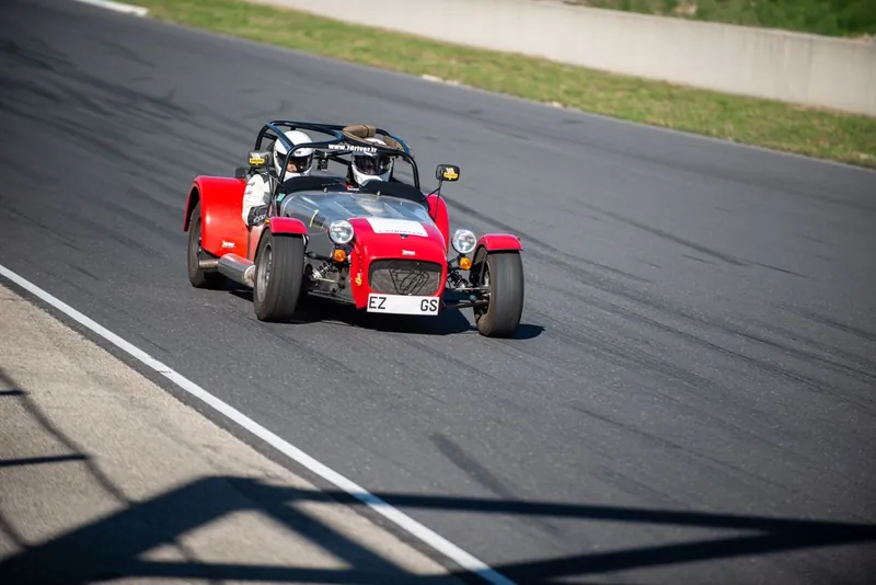Caterham 7'Driver en courbe