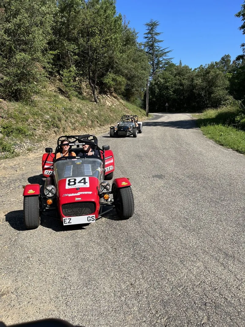 Deux Caterham en rallye touristique