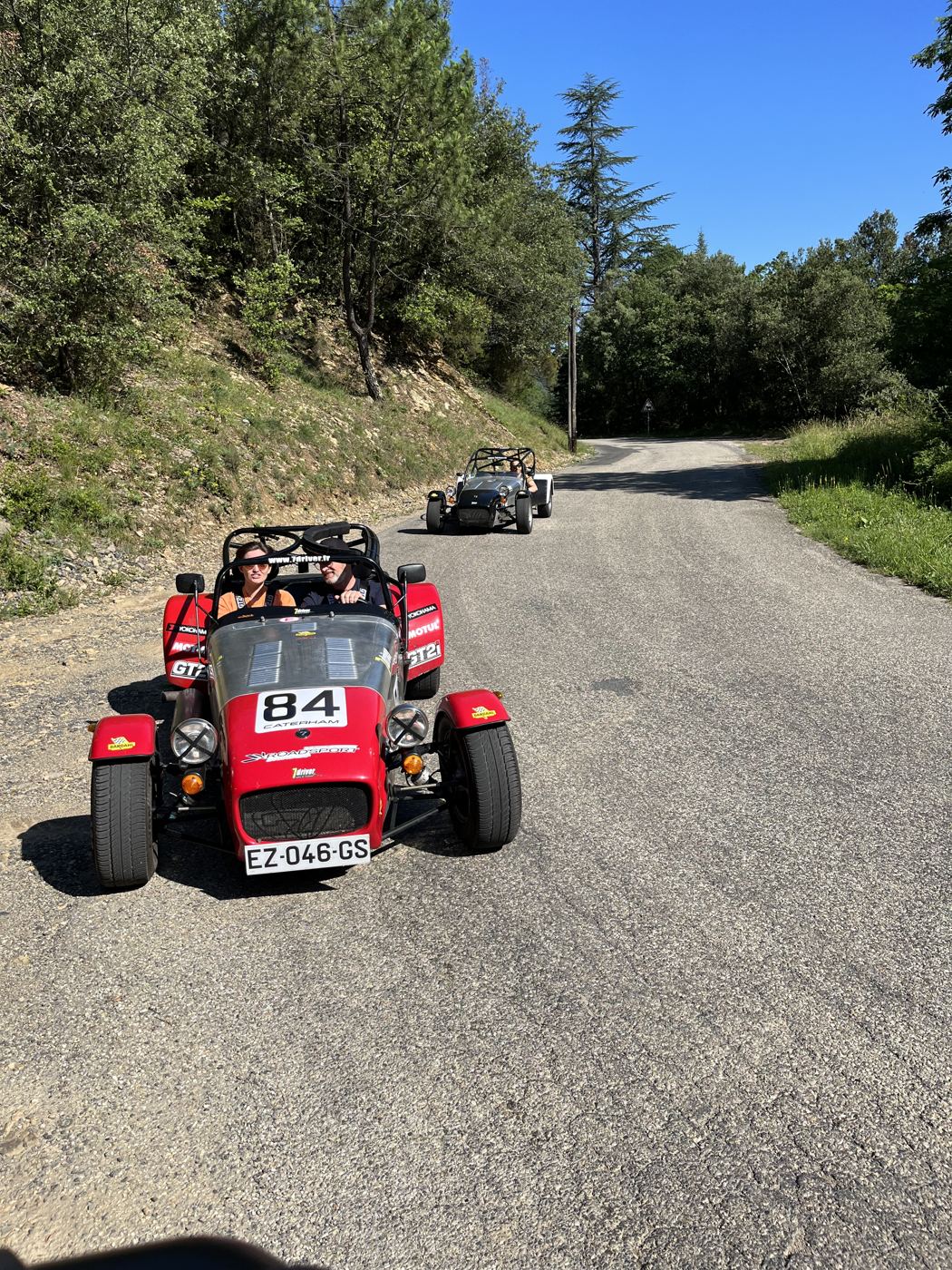 Deux Caterham en rallye touristique