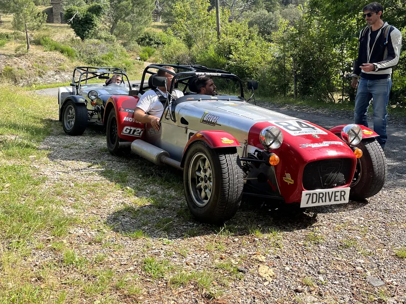 Rallye touristique 100 km : pause entre deux Caterham sur les routes des Cévennes