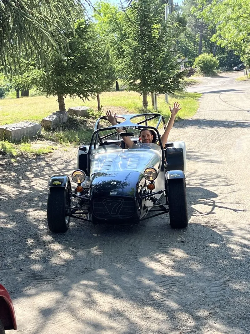 Équipage heureux en Caterham