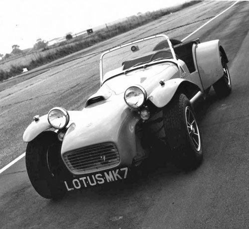 Lotus Seven Série III d'époque sur circuit